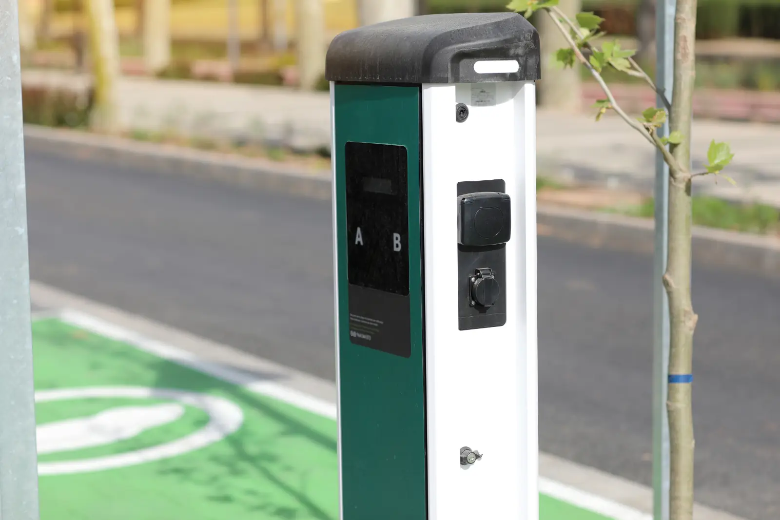 Borne de recharge pour voiture électrique au bord d'une rue
