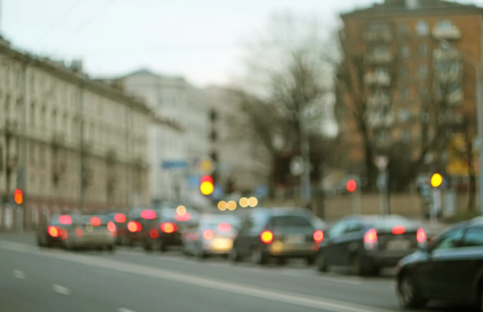 Circulation automobile dans une rue de ville