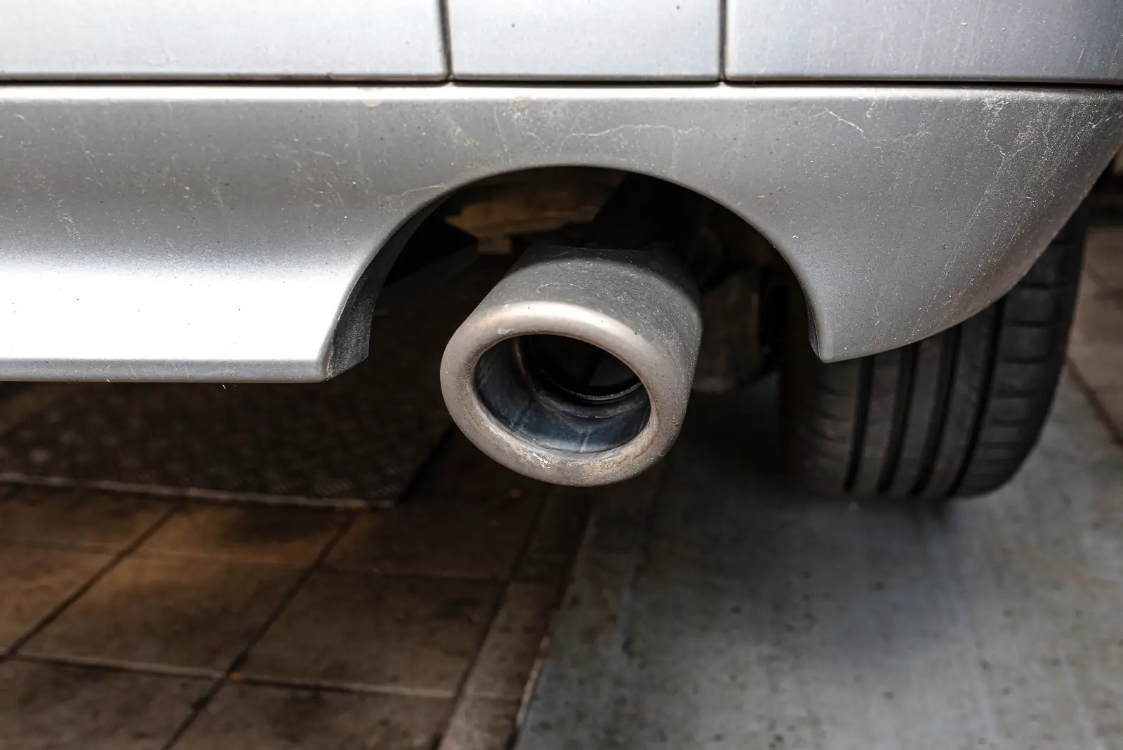Pot d'échappement d'une voiture grise