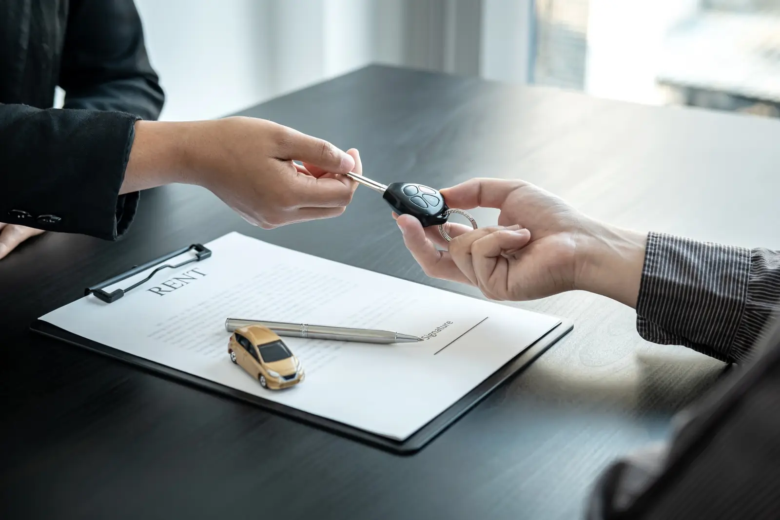 Remise des clés d'une voiture au-dessus d'un contrat